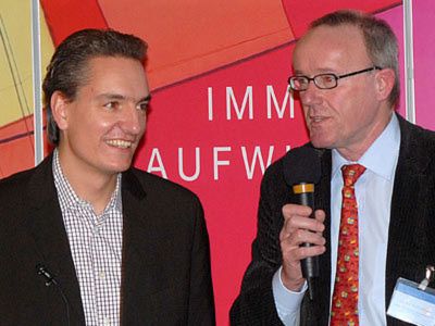 Bernd Schweitzer vom Landesverband (re.), und Wolfgang Michel, Chefredakteur »kfz-betrieb«, hatten einiges vor auf der Juniorentagung.  (Archiv: Vogel Business Media)
