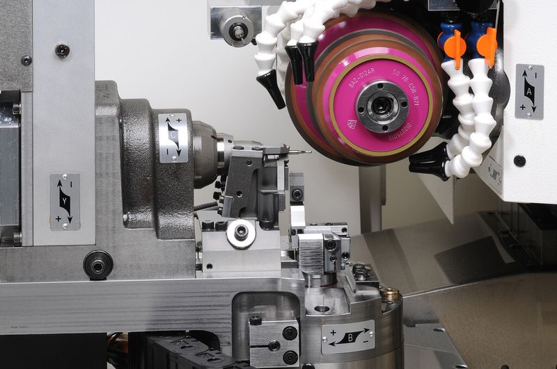 Dank Hydrostatiktechnik und einem leistungsstarken Direktantrieb am Spindelmotor gelingen auch im Mikrobereich gute Oberflächenqualitäten, wie es heißt. (Bild: Rollomatic)