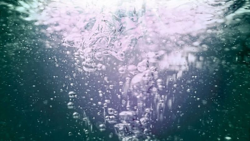 Mit UV-C-Strahlung lassen sich unter anderem Keime im Wasser abtöten. Bisher wurde dafür Niederdruck-Entladungslampen verwendet. UV-C-LEDs sind nicht nur effizienter, sondern kommen auch ohne Quecksilber aus.(Bild:  AMS Osram)