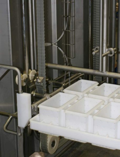 Gestapelt: Im Riemenstapler mit Synchronscheibe und Brecoflex Polyurethan-Zahnriemen werden Blockformen (hier im Bild), Wendebleche und Wendeplatten erfasst und zu Platz sparenden Stapeln zusammengestellt. (Archiv: Vogel Business Media)