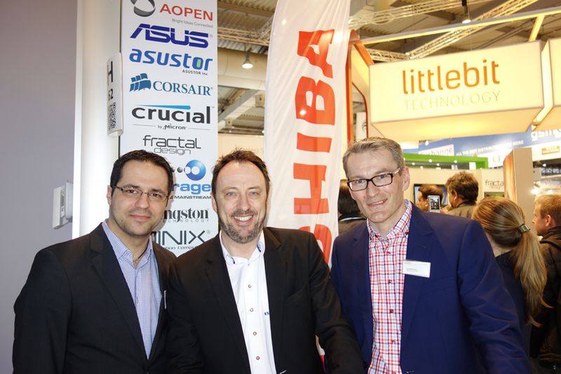 (v. l.) Milutin Savic, Toshiba, mit Tom Knicker, Wortmann, und Dirk Beinhauer, Toshiba (Bild: IT-BUSINESS)
