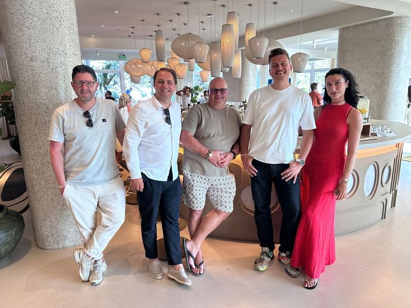 Iryna Kiligoi (ERC) mit den Niederländern (v. l.) Luuk Klassen und Gijs Jonker (Smartphonehoesjes), Jurgen Smit und Yannick Bruggenthijs (Pro Warehouse)  (Bild: Vogel IT-Medien GmbH)