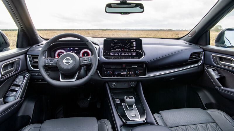Erste Bilder zeigen ein aufgeräumtes Cockpit mit großem freistehendem Touchscreen. (Nissan)