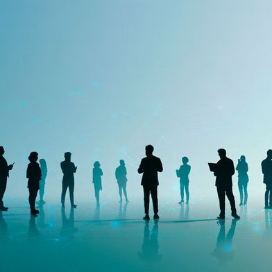 Gleiche Identität auf allen Geräten: Mitel WX führt Telefonie, Chat und Branchenanwendungen in einer rollenbasierten Oberfläche zusammen. (Bild: KI-generiert)