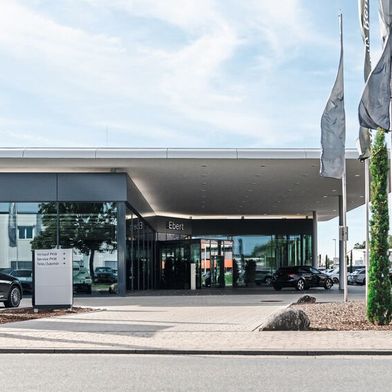 In Bensheim hat die Autowelt Ebert den Mercedes-Betrieb umfassend modernisiert. Um den Traditionsstandort herum sind mehrere Betriebe hinzugekommen. (Bild: Autowelt Ebert)