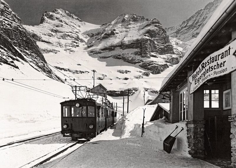 Pendant la première année de fonctionnement, il y avait un restaurant au glacier de l'Eiger. (Jungfraubahn)