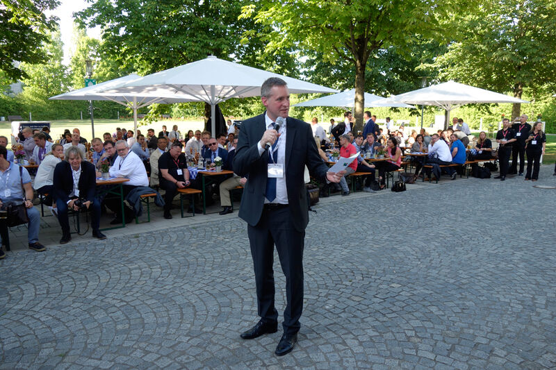 Geschäftsführer Florian Rotberg, invidis consulting, beginnt mit der Preisverleihung. (Bild: IT-BUSINESS)