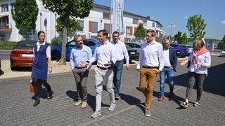 Vor-Ort-Besuche der Jury des Automotive Business Awards 2022 (hier bei Auto Empire in Butzbach): Die Juroren machten in den vergangenen Wochen einen Abstecher zu den sieben aussichtsreichsten Betrieben, die sich in der Kategorie „Digitalisierung“ beworben hatten. Die Jury tauschte sich mit den Verantwortlichen der Unternehmen über die Bewerberprojekte aus. Die Preisverleihung findet am 21. Juni in Würzburg statt. Melden Sie sich an! (Bild: Achter/»kfz-betrieb«)