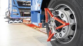 Einmal machen, viele Kilometer Reifen und Sprit sparen: Eine Fahrwerksvermessung ist gerade bei Nutzfahrzeugen eine überaus sinnvolle Angelegenheit. (Bild: Josam)