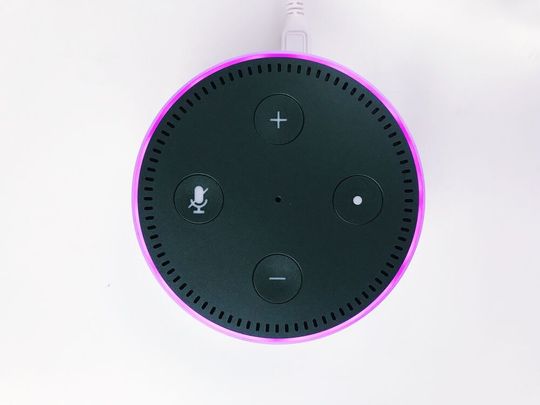 Anwendungen auf Basis Künstlicher Intelligenz (KI) wie beispielsweise Alexa können mit natürlicher Sprache umgehen: Sie verstehen das gesprochene Wort, interpretieren Absichten und reden mit Anwendern. Diese Fertigkeiten eröffnen Unternehmen neue Zielgruppen, Anwendungsfelder und Einsatzszenarien. Anwendungen auf Basis Künstlicher Intelligenz (KI) wie beispielsweise Alexa können mit natürlicher Sprache umgehen: Sie verstehen das gesprochene Wort, interpretieren Absichten und reden mit Anwendern. Diese Fertigkeiten eröffnen Unternehmen neue Zielgruppen, Anwendungsfelder und Einsatzszenarien.