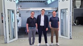 Hendrik Franke, Geschäftsführer Glasurit Autoreparaturlacke Deutschland, David Rau, Projektleiter Automatisierung Sata, und Tobias Brefeld, CEO der Aribos Group (von links) waren in Hannover, um sich den Jetstream anzuschauen.  (Bild: Glasurit)