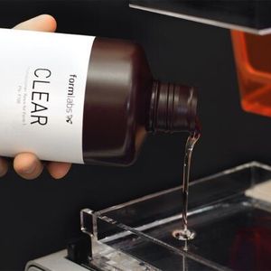 Das transparente lichtempfindliche Polymer, aus dem der Form 1 die Objekte erstellt.