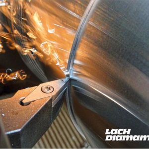 Eine „IC-plus“-PKD-Schneidplatte mit ihrem aktiven Spanbrecher bei der kostensparenden Zerspanungsarbeit.