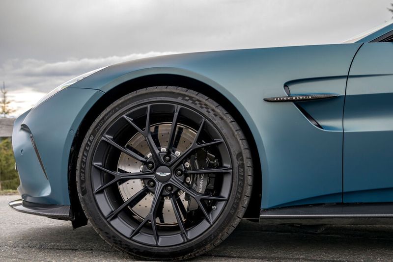 Gegen Aufpreis sind auch Carbon-Keramik-Bremsen erhältlich. (Aston Martin/Andy Morgan)