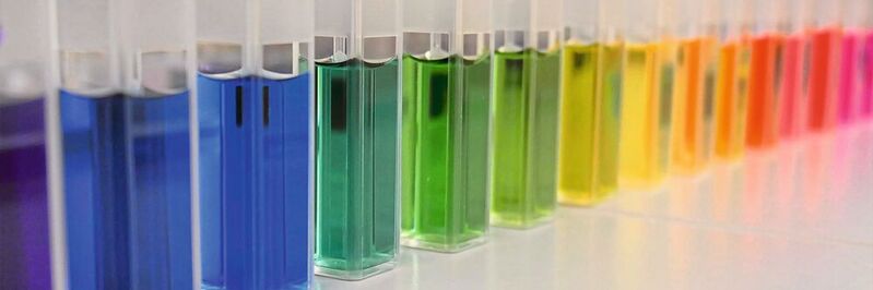 Mit einem Labor-Teststand haben Prof. Dr. Andrea Springer und ihre Mitarbeiter Muster-pH-Wert-Lösungen angesetzt und mit Licht durchstrahlt, um die Farbwerte auf der Gegenseite als Maß für den pH-Wert zu nutzen. 