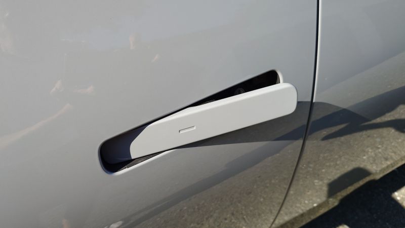 Die „Griffe“ an den Türen sind zwar aerodynamisch sinnvoll, richtig dran ziehen dürfte nach einem Unfall aber schwierig werden. (Bild: Thomas Günnel – Automobil Industrie)