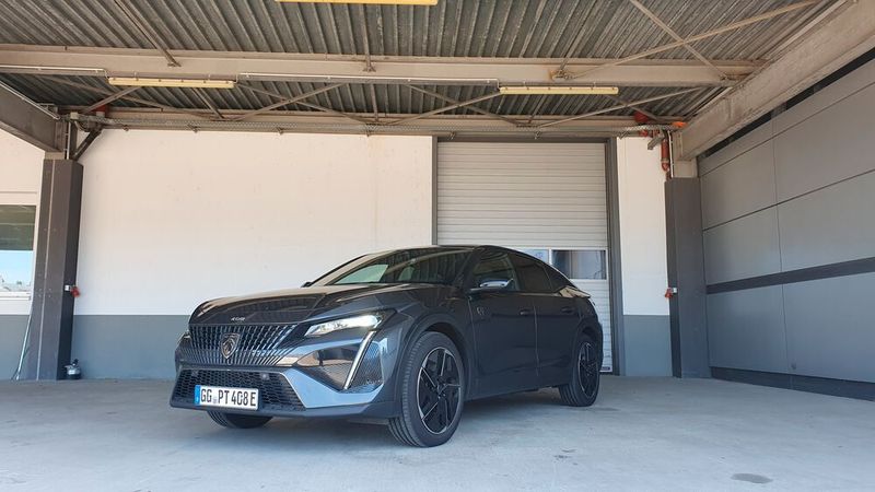 1. Das Design: Das Design des Peugeot 408 ist durchaus avantgardistisch und eigenständig. Gerade in dem Titangrau, in dem unser Testwagen auf den Hof rollte, weckt es irgendwie Assoziationen zum Batmobil. Die Farbe unterstreicht den martialischen Auftritt. Die Karosserie ist äußerst stark modelliert, kaum eine Fläche bleibt frei von scharfen Linien und spitzen Winkeln. Überall zackt und blitzt es kräftig. Obwohl ungewöhnlich, wirkt das Design stimmig und verleiht dem Fahrzeug eine markante Präsenz auf der Straße. So ist der 408 optisch definitiv ein auffälliges Fahrzeug – die Außenhaut zieht Blicke auf sich und Menschen drehen sich nach dem Franzosen um. Sie stellen dann aber enttäuscht fest, dass kein schwarz maskierter Superheld am Steuer sitzt, sondern nur ein »kfz-betrieb«-Redakteur. (Bild: Schreiner – VCG)