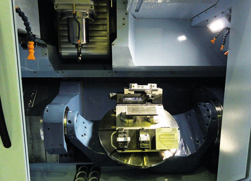 An dem neuen 5-Achsen-Vertikal-Bearbeitungszentrum MX-850 zeigte Matsuura neben der Werkstattprogrammierung mit Fanuc eine Mehrfachaufspannung. (Bild: Matsuura)