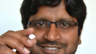 Yogendra Kumar Mishra zeigt dehnbare Keramik aus Zinnoxid. (Bild: Claudia Eulitz, CAU)