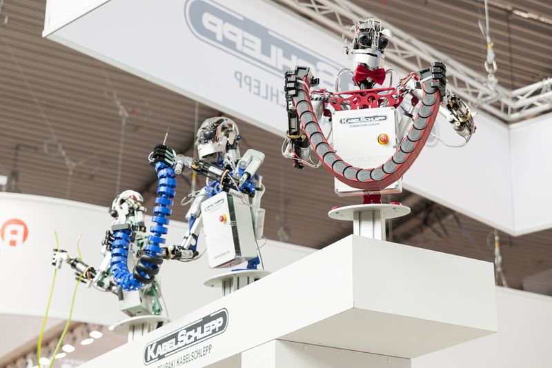 Mit 35.712 Fachbesuchern aus 97 Nationen avancierte das Fachmessen-Duo Motek und Bondexpo 2014 erneut zum Mekka der Automatisierungs-Spezialisten. Auf der Motek stellten in diesem Jahr 941 Aussteller aus und zur Bondexpo kamen 116 Aussteller. (P.E. Schall)