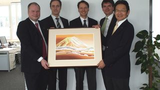 Geschenk des Bildes „Mount Fuji“ an das deutsche Team zur Eröffnung der Tsubaki Deutschland GmbH: (v. l.) Ralf Kronawitter, Geschäftsführer; Robert Schemmert, Vertriebsinnendienst Antriebstechnik; Thomas Scheerer, Manager Division Motortechnik; Jörg Schneider, Vertriebsaußendienst Antriebstechnik; Toshihiro Ageta, International Marketing Director, Tsubakimoto Chain Co.  (Bild: Tsubaki)