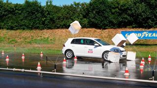 Bis zu zehn Meter mehr Bremsweg aus 80 km/h zeigten die No-Name-Reifen auf nasser Fahrbahn. (Bild: KÜS)