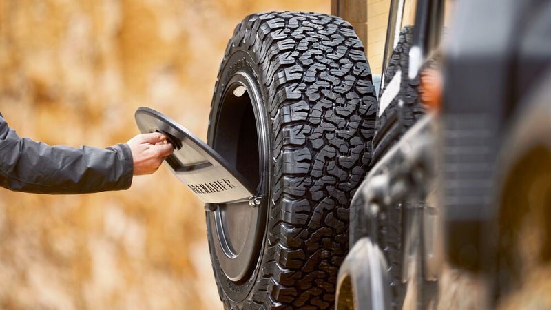 An vielen Stellen wird Stauraum geschaffen, auch hier beim Ersatzrad. (Bild: Ineos)