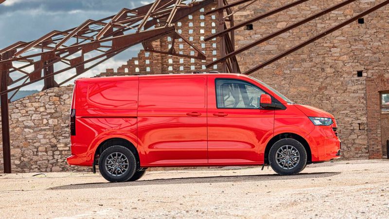 Die siebte Generation des VW Transporter löst zu Nettopreisen ab rund 37.000 Euro den T6.1 ab. (Bild: VW)