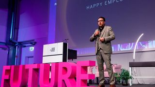 Im Rahmen des Future Code 2019, veranstaltet von der Vogel Communications Group, sprach Cawa Younosi über Vertrauen und Begegnungen auf Augenhöhe als Grundpfeiler moderner HR-Arbeit. (Bild: Stefan Bausewein/Vogel Communications Group)