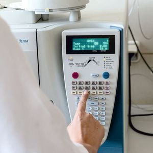 Abb.2: Viele Laborbereiche verschiedener Branchen arbeiten im regulierten Umfeld, weswegen dort eingesetzte Instrumente regelmäßig qualifiziert werden müssen(Bild:  AnaTox GmbH & Co. KG / pixabay.com)