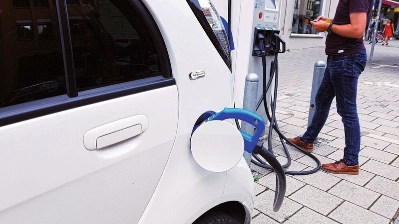 Die Förderprämie für E-Fahrzeuge richtig zu stellen, ist nicht ganz einfach. Deshalb bietet die TAK für Autoverkäufer ein Online-Seminar an.  (Bild:  gemeinfrei /  Pixabay)