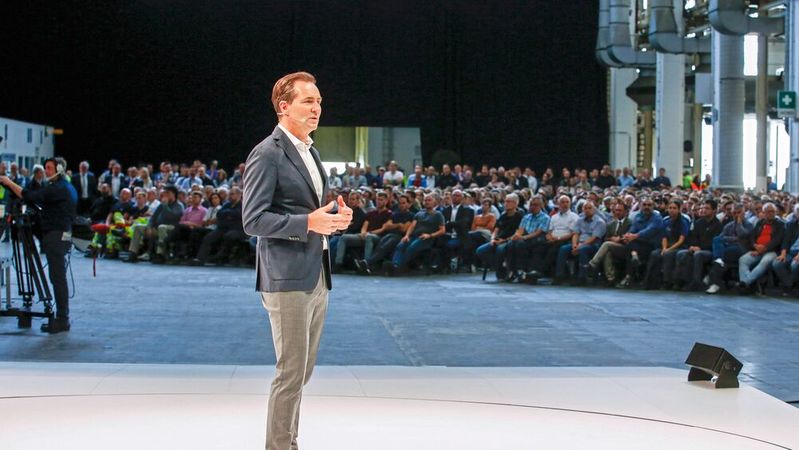 Thomas Schäfer, Vorstandschef der Marke VW Pkw, muss sich diese Woche auf Betriebsversammlungen der Belegschaft stellen (Archivfoto).(Bild:  Volkswagen AG)