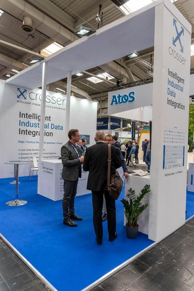 Crosser bietet eine Low-Code-Software Plattform unter anderem für Streaming Analytics an. Diese soll dreifach verwendet werden können, also in der Cloud, an der Edge und On-Premises. Hierbei geht es dem Unternehmen darum, die Komplexität entsprechender Entwicklungsarbeit zu reduzieren, dem Fachkräftemangel zu begegnen und die Gesamtbetriebskosten zu verringern. (Bild: Vogel Communications Group)