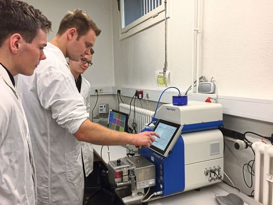 Der Schnuppertag ist wieder als Präsenz-Veranstaltung angelegt, damit stehen Besichtigungen der Labore, der virtuellen Mühle und der Unterrichtsräume auf dem Programm.(Bild:  DMSB)