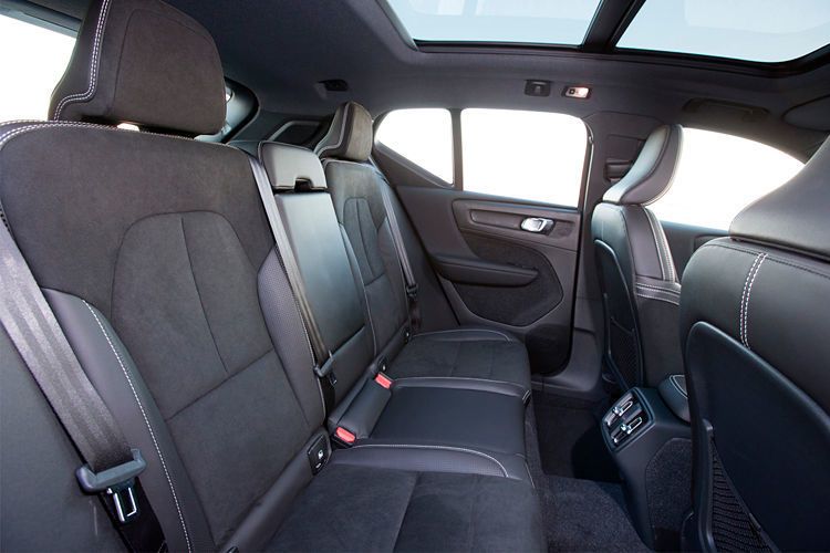 Allerdings handelt es sich bei dem Hochbeiner strenggenommen um einen 4+1-Sitzer, da angesichts des wuchtigen Kardantunnels der Platz in der Rückbankmitte nur als Notsitz taugt. (Volvo )