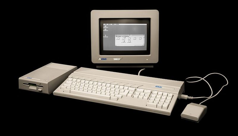 Auch im direkten Konkurrenten der Macintosh- und Amiga-Computer, der Atari-ST-Reihe, kamen Vertreter der 68000er-Familie als CPUs zum Einsatz. (Bild: Atari 520 ST - dark background / Felix Winkelnkemper / CC BY-SA 4.0)