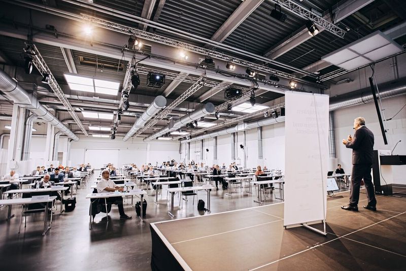 Impressionen der Fachtagung „Mehr Effizienz im Presswerk“ am 15. September 2021 in Würzburg. (Bild: VCG)