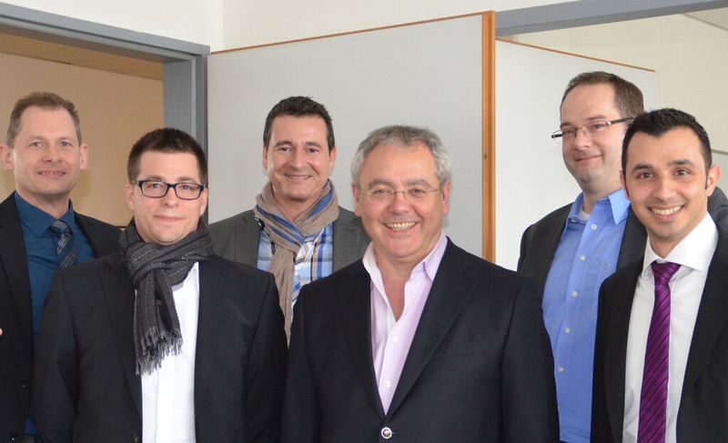 Head of Sales Continental Europe Didier Goguelin (3. von rechts) und Projektleiter Maik Frache (2. von rechts) begrüßen das neue Münchner Team. (Bild: RS Componets)
