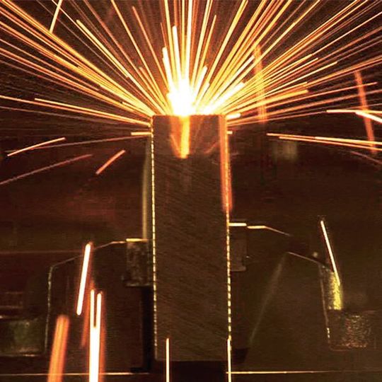 Funkensprühen war gestern: Beim Elektronenstrahlschweißen zieht ein gleißender Strich aus Licht lautlos seine Bahn. Funkensprühen war gestern: Beim Elektronenstrahlschweißen zieht ein gleißender Strich aus Licht lautlos seine Bahn.