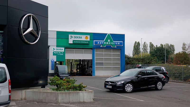 Mercedes-Stern und Automeister-Logo: Göbel verbindet erfolgreich beide Geschäftszweige. (Bild: Rosenow/»kfz-betrieb«)