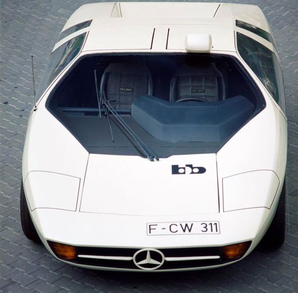 Der CW 311 ist der einzige außerhalb von Mercedes entwickelte Wagen, der einen Stern tragen darf. Seine Lackierung ist in „Perlglanz“ ausgeführt. Erst Jahre später wurden die neuartigen Perlglanzpigmente in der Serienproduktion in größerem Umfang eingesetzt. (Buchmann)