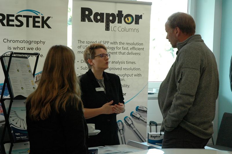 Die Pausen nutzten die Teilnehmer für intensive Diskussionen mit den Referenten. (LABORPRAXIS)