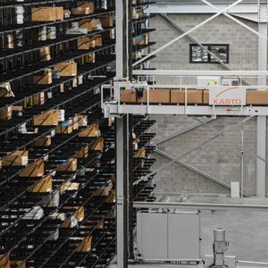 Kasto hat für TIR das Regalbediengerät für die beiden Unigrip-Wabenlager so verändert, dass nun Kassetten ansteuern kann, die sechs beziehungsweise 7,5 Meter lange Alu-Profile aufnehmen können. Der Platz ist dennoch so klein, dass die Bereitstellungszeiten relativ kurz bleiben.(Bild:  Kasto)