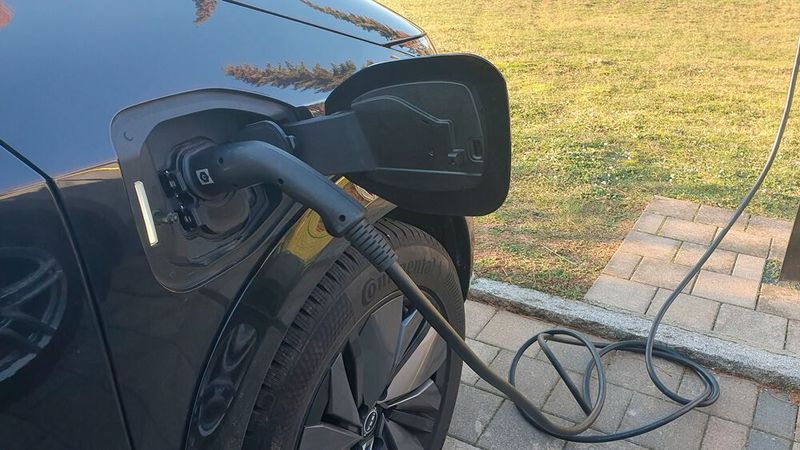 4. Das Laden: Nissan setzt auf die 400-Volt-Technik, die maximale Ladegeschwindigkeit ist auf 130 kW begrenzt. Und in der Praxis ist dieser Wert noch hoch gegriffen: Über 120 kW kam die Redaktion bei den Testfahrten nicht. Beim Ladestopp an einer 175-kW-DC-Ladesäule beispielsweise flossen maximal 60 kW in den Ariya. Auch die Bedienfreundlichkeit lässt zu wünschen übrig, wenn man versucht, Ladestopps manuell einzufügen. Praktisch ist hingegen, dass ein 22-kW-Ladegerät serienmäßig mitgeliefert wird. (Bild: Mauritz – VCG)