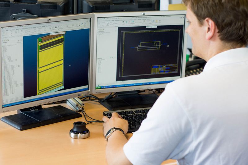 Das Arnold F&E Team durchleuchtet Ihre Maschinenanwendung aus allen Perspektiven und berücksichtigt dabei wichtige Einflussgrößen, wie Bauraum, Dynamik, Einsatzbedingungen, verwendete Materialien und entwickelt die für Sie maßgeschneiderte Schutzabdeckung. (Bild: Arno Arnold)