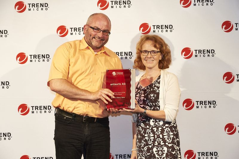 Der Marketing Award 2016 Deutschland „Success Story Hero“ ging an die antauris AG, übergeben an  Swen Baumann (l.) durch Claudia Loche (Trend Micro) (Trend Micro)