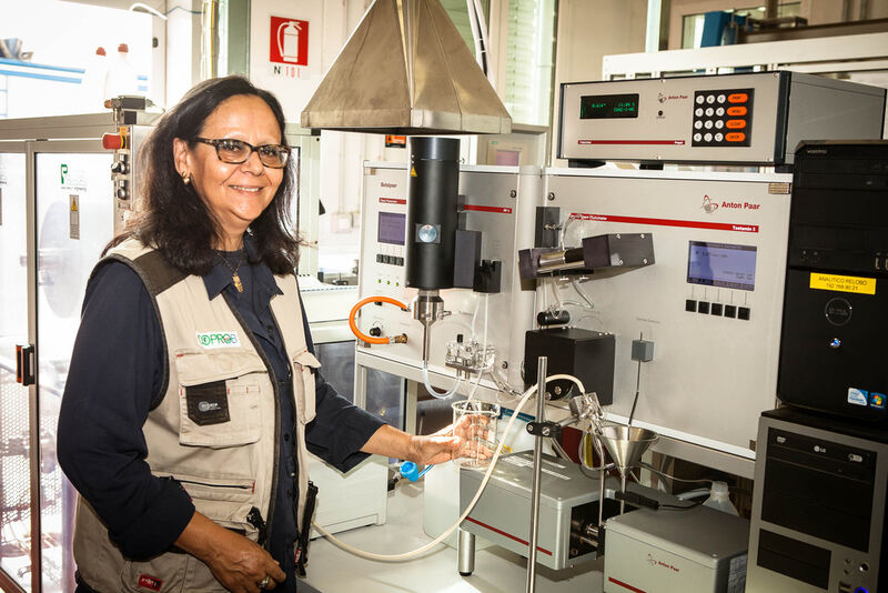 Abb. 4: Antonella Fioravanti, die Leiterin des Analyselabors bei Coprob in Minerbio vor dem Laborsystem Betalyser. (Bild: Coprob)