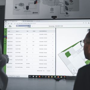 In einer Leitwarte können die Entwickler die für die Fahraufgabe relevanten Sensoren der City Bots überwachen.(Bild:  EDAG)