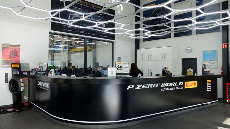 Der Empfangsbereich ist in der Driver-CI gehalten, dem der Betrieb angehört. (Bild: Schreiner – VCG)