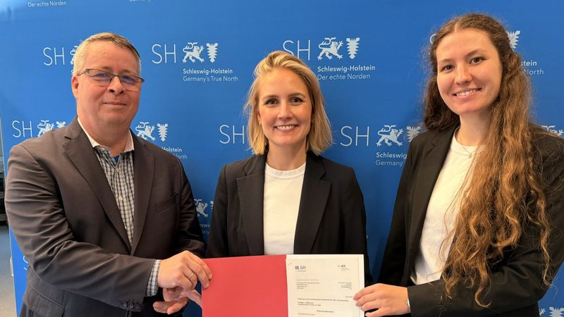Staatssekretärin Julia Carstens (Mitte), LSN-Geschäftsführer Oliver Schacht und Annika Wallbott aus dem LABconnect-Projektteam bei der Förderbescheidübergabe am 4. September 2026.(Bild:  Wirtschaftsministerium SH)
